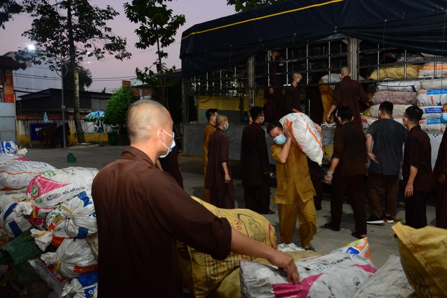 Continuing to support people in need in the Covid-19 pandemic of Hoang Phap Pagoda (series 2)